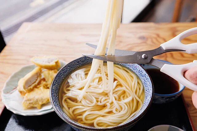 このようにハサミで切りながら食べる