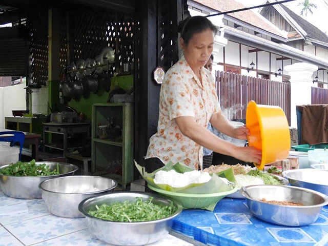 托鉢見学の後は朝市で朝食を