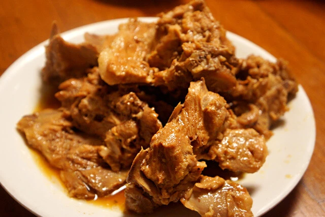 「豚背骨ガラ肉の特製醤油煮込み」