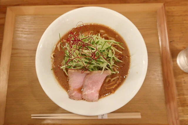 七彩「江戸甘味噌の冷やし麺」　凝固しないよう脂分を抑えた味噌スープがフルーティー