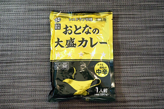 おとなの大盛カレー（5P）　価格／約73円　辛さ／甘口・中辛・辛口　内容量／250g　オススメ度★★★☆☆　濃厚だがスパイス感は薄くパンチに欠ける味。具もほぼなく、濃厚なカレー風味のソースという印象。お好みの具をトッピングして食べよう