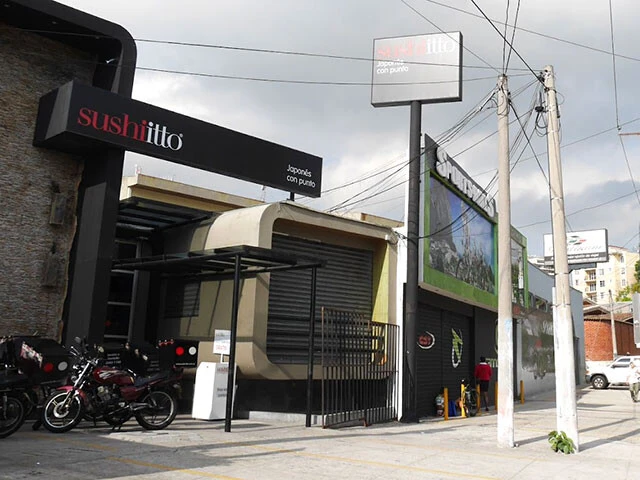 SUSHI屋とかあるんだ…