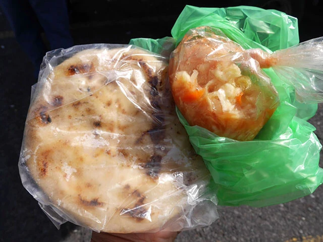 中米エルサルバドルの郷土料理ププサ