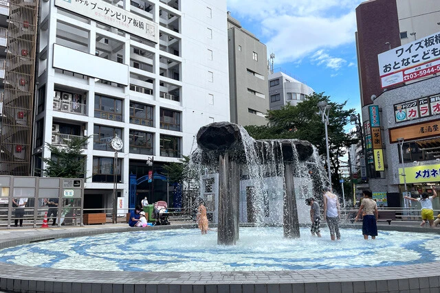 板橋駅前の噴水が子供達のプール化していて良かった