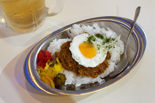 【夜のドライカレー】直感に導かれた酒場で出会った、運命のドライカレー：パリッコ『今週のハマりメシ』第84回 