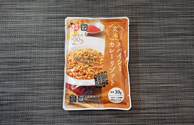 玄米スパイシーカレーリゾット（3P）　価格／約85円　内容量／220g　オススメ度★★★★★　シブめな商品だが伏兵的なウマさ！　しっかりスパイシーでうまみたっぷり。ドロッと濃厚でなかなか辛い。玄米はプリッとした食感がよく食べ応えあり。低糖質なのもうれしい！
