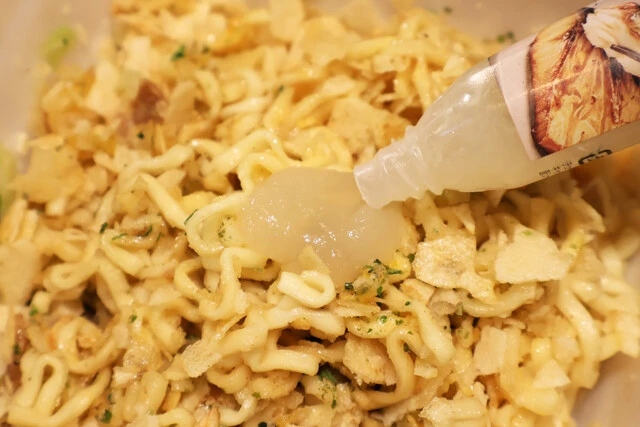 （５）チューブ！　ある程度食べたらチューブ調味料「かぼす＆すだちペースト」で柑橘系の酸味をブースト。どんなに酸味を加えてもすっぱムーチョ＋塩焼きそばの土台は頑丈。激ウマ確定！