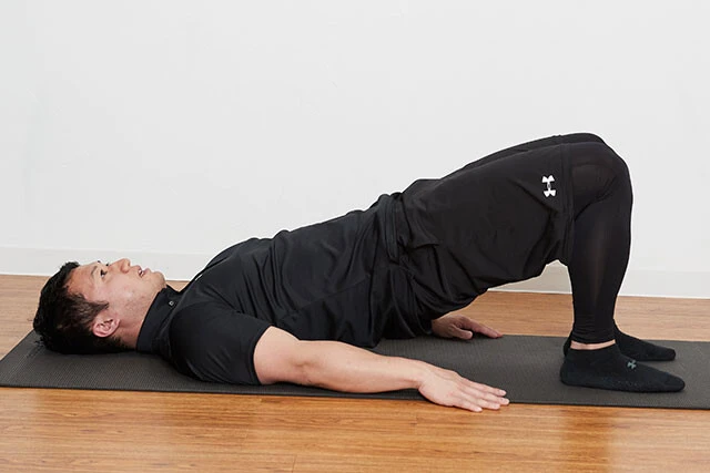 ②ゆっくりとお尻を上げる。膝から肩が一直線になったら、ゆっくりと下ろす