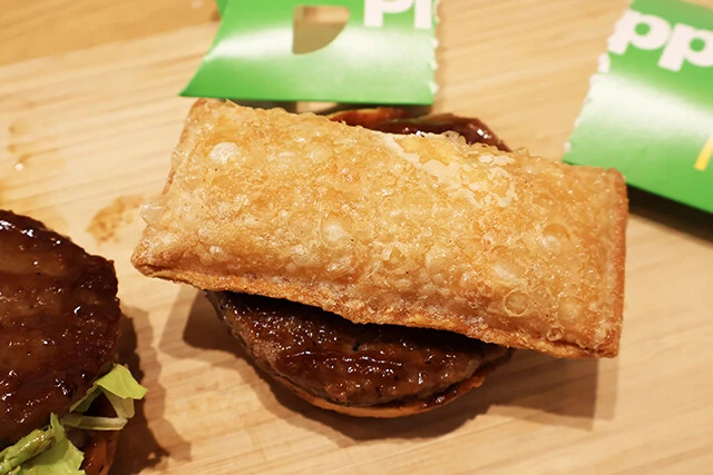 （３）挟む！　続いて重なっているパティの間にホットアップルパイを挟もう。さらにレタスや（２）のバンズを重ね、形を整えたら完成。形が崩れそうな場合はつまようじなどを使おう