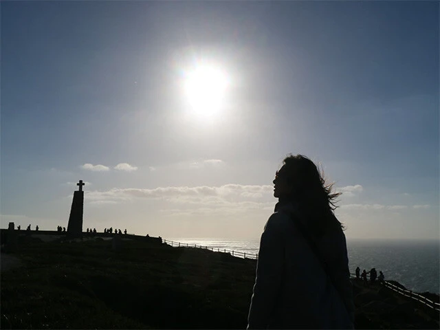 左に見える影は140mある断崖の上に立つ十字架