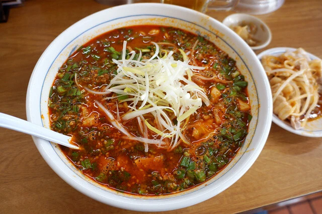 「ニラそば 5辛」(670円+100円)