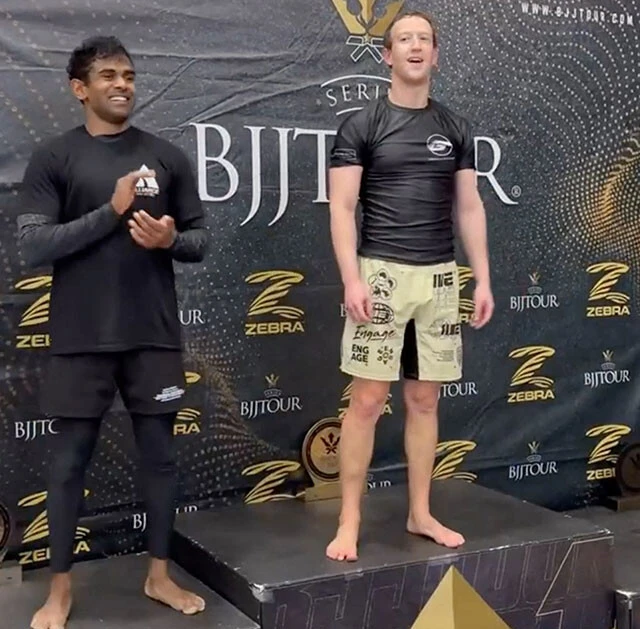 「Facebook」を立ち上げた、実業家のマーク・ザッカーバーグ（右）も40代を手前に柔術を始め、アメリカの大会で優勝。実は柔術はケガをしにくいため、働く男にも人気なのだ