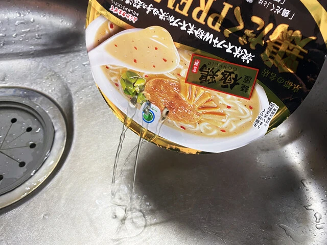 (2)湯切り! (1)をカップ焼きそばの要領で湯切りし、さらに冷水を注いでから水を切る手順を何度か繰り返して麺を冷やしていく。洗い物が増えるが、ざるを使って流水で冷やしてもOKだ