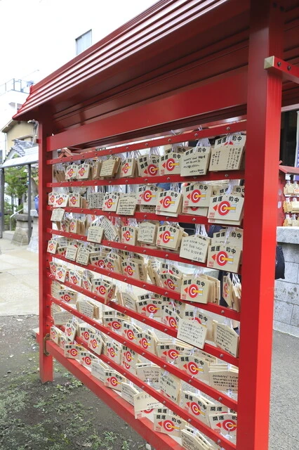 開運的中の絵馬も並ぶ