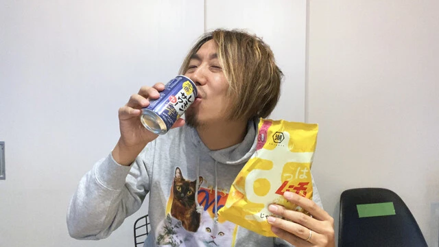 （１）飲酒！　まずはすっぱムーチョをつまみにレモンサワーをクイッと。これが最高に合う。もちろん完成した焼きそばともベストマッチ。酸味全開の麺をレモンサワーで一気に流し込め！