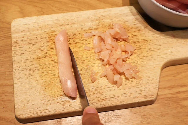 （２）切る！　なるべく長くてストレートな岩下の新生姜を1本選抜し、そのほかは使う分だけ細かく刻む（基本は1、2本程度）。選抜した岩下の新生姜は包丁で円柱状に形を整えよう