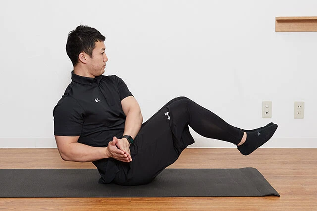 ①体育座りの姿勢で両脚を少し浮かす