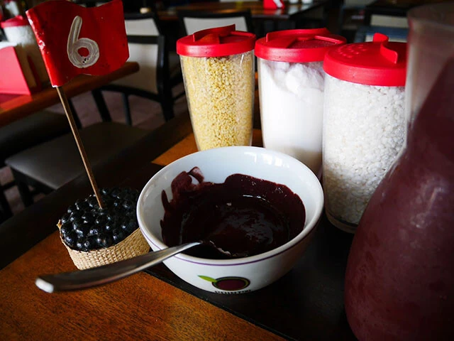 左からファロファ、砂糖、ライスパフ。お好みでトッピング！