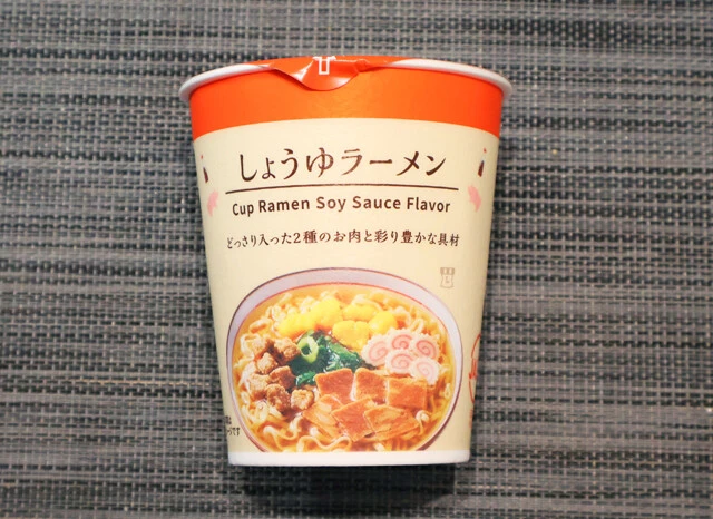 しょうゆラーメン　製造：明星食品　価格：148円　評価：★★★★☆　まろやかでうまみのある醤油スープがおいしい。麺はカップヌードル風の平打ち麺。２種の肉がゴロゴロと入っており、ボリューム感が高く食い応えアリ