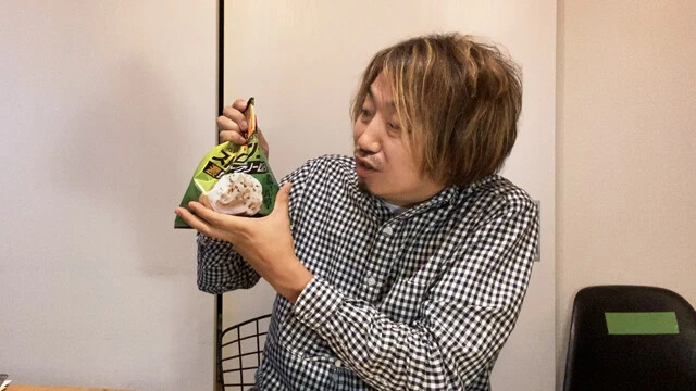 (3)シェイク! 袋の開いた部分をしっかり握り、飛び散らないように気をつけながら激しくシャカシャカとシェイクしよう。よく混ざったら皿に盛りつければ完成。酒が進む絶品おつまみだ!