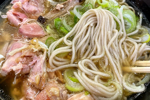 うまいつゆをたっぷりと吸ったそば