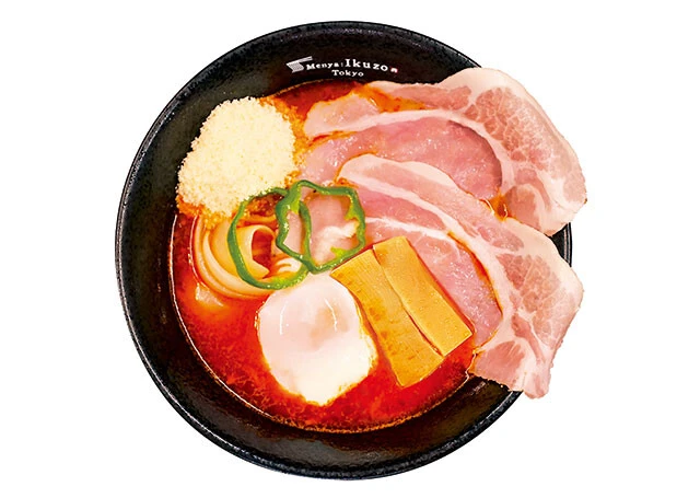富山・麺屋いく蔵の支店、東京・日本橋のMenya Ikuzo Tokyoの「氷見イワシ香る ナポらー麺」。イワシだしとケチャップのトマト風味が絶妙にマッチ