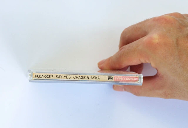 さまざまな便利グッズがありました！　外側が紙製の短冊CDを守る別売りのプラケース。タイトル部分にカマボコ形の拡大レンズを採用した商品も登場。これで文字が大きく見えます。個人的にノーベル賞をあげたい