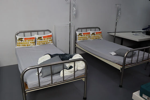 制作費を提供するスポンサーのネットカジノ会社の広告が書かれた枕（写真奥）が堂々と置いてある「病院プレイ」用のベッド。こんな病院があるか！