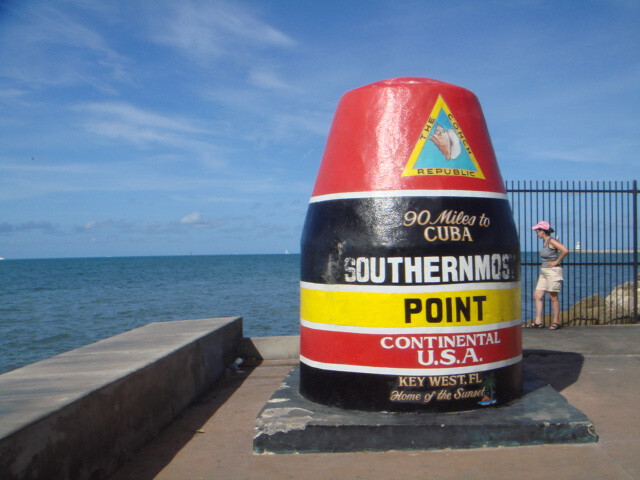 コンクリート製のブイには「キューバまで90マイル」と書かれている