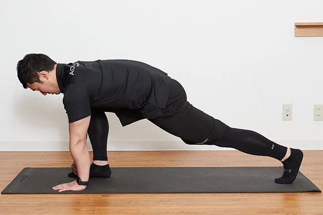 ストレッチ②片足をできるだけ大きく後ろに引く