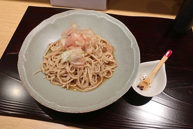 麺みつヰ「おろしそば（冷）」　かつお節と大根おろしでいただく全粒粉の麺がまさに蕎麦のような味わい