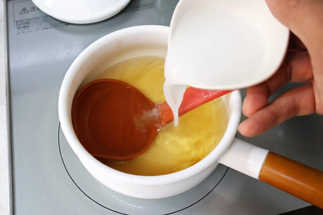 (1)とろみ! おでんのつゆを鍋に移したら火にかけ、ゆずこしょう、またはからしを溶かして軽く煮詰める。その後少し冷ましたら水溶き片栗粉を回し入れて再度加熱。全体にとろみをつけよう