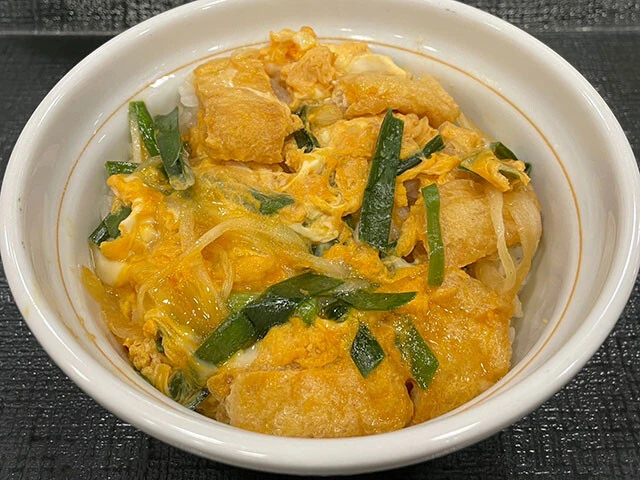 お揚げとにらの玉子丼(並盛・400円)