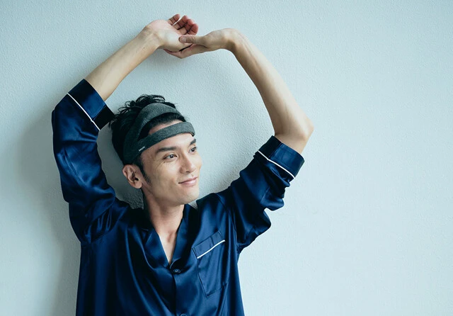 睡眠時の脳波を計測し、睡眠が深くなったときに500-2000Hzの断続的なオーディオトーンを再生。これにより人間が深い眠りのときに発生する徐波を活性化し、より良質の睡眠を提供!