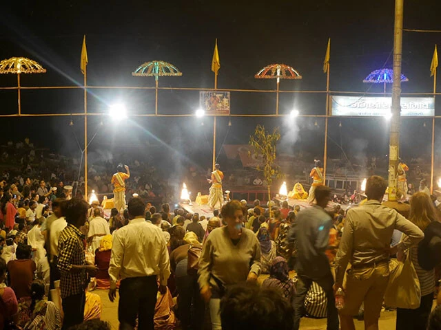 日没になると人でいっぱいになりプージャが始まる