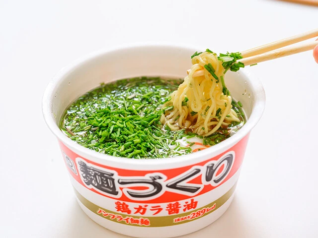 ノビルマシマシ麺づくり 細かく刻んだノビルはジェネリック小ネギとして大活躍。特にノンフライ麺のカップ麺とは相性抜群。いくら足しても原価0円だ!