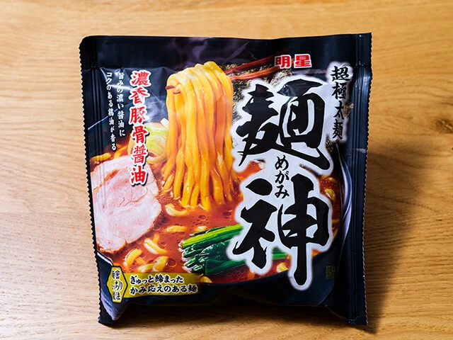 明星 麺神 濃香豚骨醤油(明星食品) 188円 次世代袋麺の「麺神...」は骨感までしっかり感じられる豚骨とまろやかな醤油の重厚スープが完璧! ゆで時間7分の極太もっちり麺との相性も抜群。※現在は商品名を「明星 麺神 豚骨醤油」にリニューアルしています