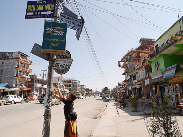 青年の故郷・ネパール第二の都市ポカラの街中