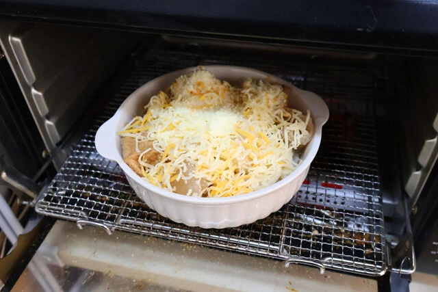 (4)焼く! (3)をトースターに移して加熱。表面のチーズがしっかり溶けて焼き色がつき、あんかけのつゆがグツグツと煮立てば完成。チーズとだしの相性は完璧。熱々のうちに食べよう!