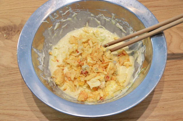 (2)タネ! 市販のお好み焼き粉を水で溶き、キャベツ、卵と一緒に最強どん兵衛のかき揚げを砕いてよく混ぜる。お好みの具材を足してもいいが、かき揚げだけでも十分なウマさに仕上がる