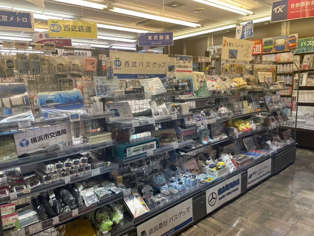 グッズが充実している電車・バスフロア。書籍はもちろん、グッズの仕入れも担当者が行なっている