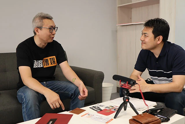 「渡邊傳媒」の代表・陳渡邊氏（左）。もともとはテレビ局に撮影用のライトを提供する会社を経営していたが、AVに参入。ノリのいいおじさんだ