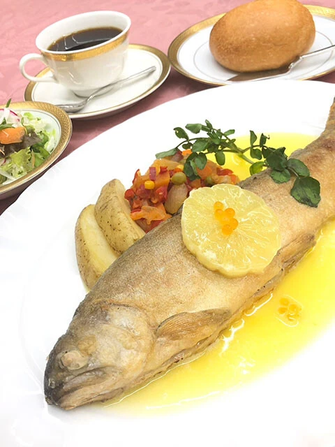 マスのムニエル。「レストランメープル」で提供。マスの聖地だけあって、サイズが超ビッグ