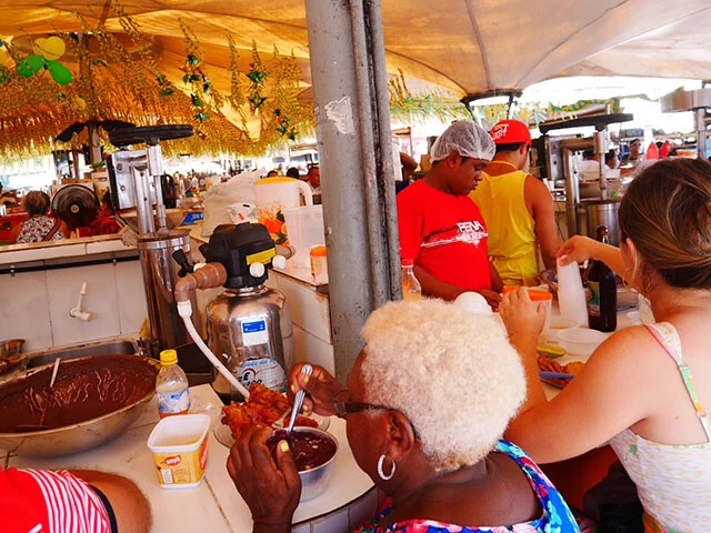 生アサイーとアマゾン川魚のフライは地元民の定番ランチ