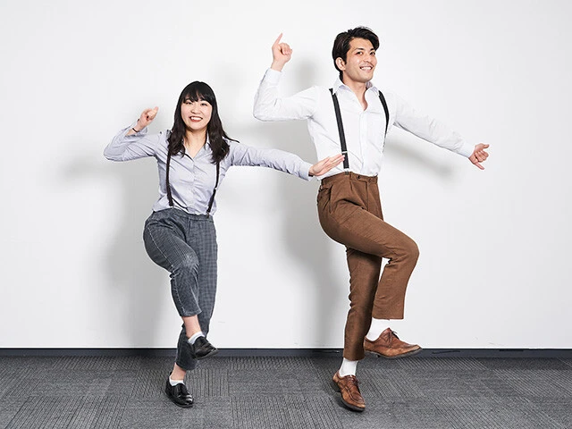 ⑨右手を肘から回しながら、右足を3回蹴り出そう。体を徐々に左に向けるとGOOD