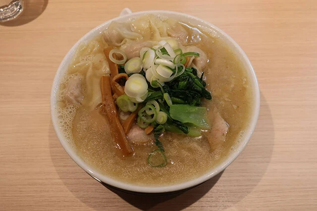 町中華のようなビジュアルに繊細な味わいが光る「桜上水 船越」の「ワンタンメン(塩)」