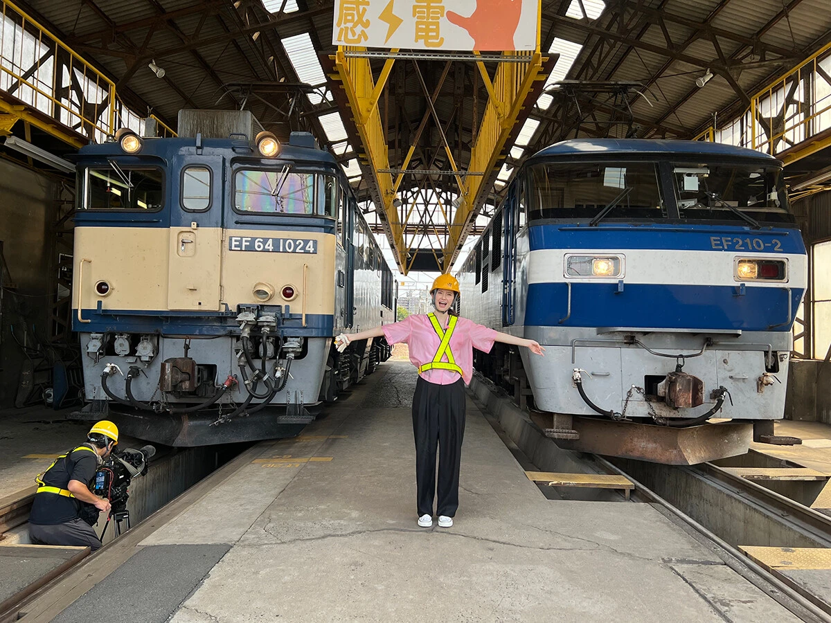 今年の一枚！　岡山機関区にて、新旧の電気機関車と