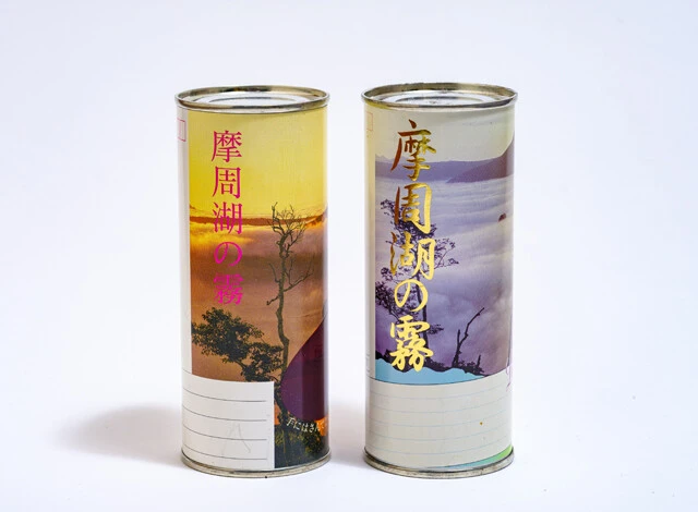 「埼玉の空気」「摩周湖の霧」などの気体系は缶詰で販売される。「摩周湖の霧」は切手欄があり、ポストカードとして使用可能