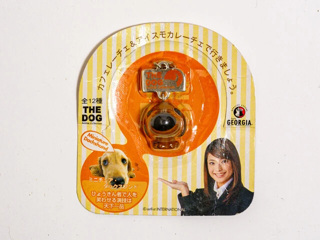 大手企業とのコラボ案件も連発！　THE DOGの人気は高まり、大手企業とのタイアップにまで発展します。ジョージアの缶コーヒーにマスコットキーチェーン、マクドナルドのハッピーセットにぬいぐるみがついてくるなど、大人から子供まで全方位がターゲットでした