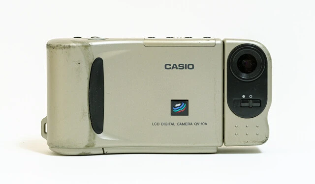 コンデジの名作、カシオの「QV-10」は1995年発売。後継機の「QV-10A」と「QV-100」も96年に登場。撮影した画像をパソコンへ転送するには、専用のケーブルやソフトが必要なので、いっそスマホで画面を撮影しましょう